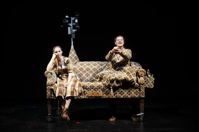 sirene Operntheater 2013: AXI. Kammeroper von Antonio Fian und Jaime Wolfson. UA im Rahmen von GATES - GÄSTE. 4 Operellen für die World Music Days der IGNM bei Wien Modern 2013. Im Bild Ingrid Habermann und Theresa Dlouhy. | Foto: Andreas Friess