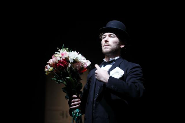 sirene Operntheater 2013: GATES. ZU FRÜH! Intermezzo 1 von Kristine Tornquist im Rahmen der Operellen-Serie GATES für die World Music Days der IGNM bei Wien Modern 2013. Im Bild Clemens Kölbl | Foto: Andreas Friess