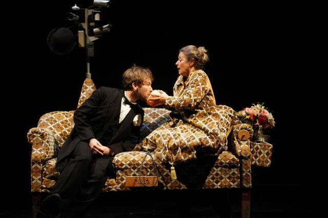 sirene Operntheater 2013: Idealsymbiose. Intermezzo II von Kristine Tornquist. UA im Rahmen von GATES - GÄSTE. 4 Operellen für die World Music Days der IGNM bei Wien Modern 2013. Im Bild Ingrid Habermann und Clemens Kölbl. | Foto: Andreas Friess