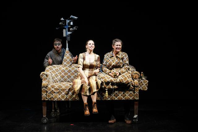 sirene Operntheater 2013: AXI. Kammeroper von Antonio Fian und Jaime Wolfson. UA im Rahmen von GATES - GÄSTE. 4 Operellen für die World Music Days der IGNM bei Wien Modern 2013. Im Bild Ingrid Habermann, Theresa Dlouhy und Richard Klein. | Foto: Andreas Friess