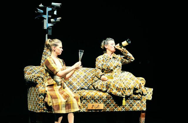 sirene Operntheater 2013: AXI. Kammeroper von Antonio Fian und Jaime Wolfson. UA im Rahmen von GATES - GÄSTE. 4 Operellen für die World Music Days der IGNM bei Wien Modern 2013. Im Bild Ingrid Habermann und Theresa Dlouhy. | Foto: Jens Lindworsky