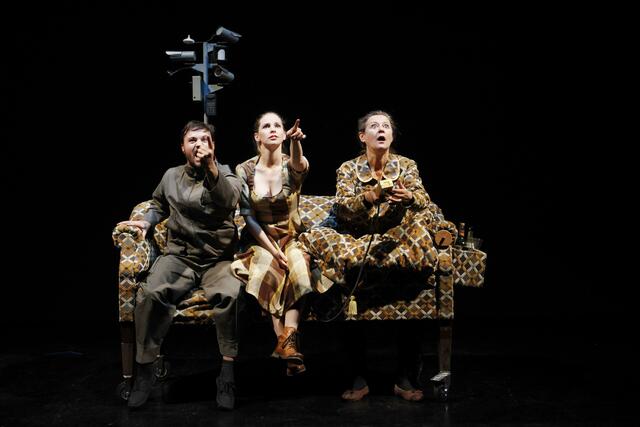 sirene Operntheater 2013: AXI. Kammeroper von Antonio Fian und Jaime Wolfson. UA im Rahmen von GATES - GÄSTE. 4 Operellen für die World Music Days der IGNM bei Wien Modern 2013. Im Bild Ingrid Habermann, Theresa Dlouhy und Richard Klein. | Foto: Andreas Friess