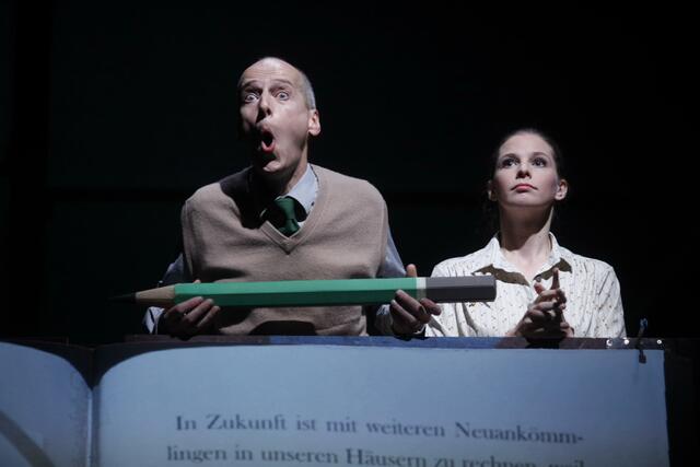 sirene Operntheater 2013: INVENTUR. Operelle von Brigitta Falkner und Fernando Riederer mit einem Trickfilm von Julia Libiseller. Palais Kabelwerk. GATES - GÄSTE - World Music Days der IGNM bei Wien Modern 2013. Im Bild Johann Leutgeb und Theresa Dlouhy.
 | Foto: Andreas Friess