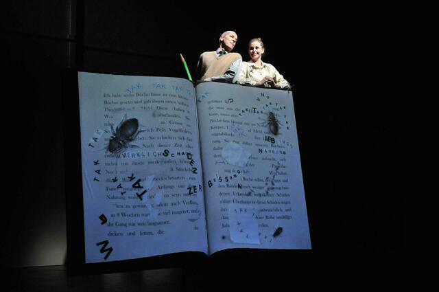 sirene Operntheater 2013: INVENTUR. Operelle von Brigitta Falkner und Fernando Riederer mit einem Trickfilm von Julia Libiseller. Palais Kabelwerk. GATES - GÄSTE - World Music Days der IGNM bei Wien Modern 2013. Im Bild Johann Leutgeb und Theresa Dlouhy.
 | Foto: Jens Lindworsky