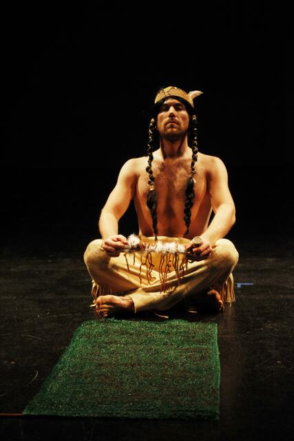 sirene Operntheater 2013: CULTURE CLASH. Intermezzo III von Kristine Tornquist. Palais Kabelwerk. GATES - GÄSTE - Vier Operellen für die World Music Days der IGNM bei Wien Modern 2013. Im Bild Clemens Kölbl. | Foto: Andreas Friess