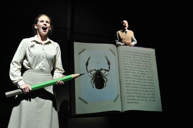 sirene Operntheater 2013: INVENTUR. Operelle von Brigitta Falkner und Fernando Riederer mit einem Trickfilm von Julia Libiseller. Palais Kabelwerk. GATES - GÄSTE - World Music Days der IGNM bei Wien Modern 2013. Im Bild Johann Leutgeb und Theresa Dlouhy.
 | Foto: Jens Lindworsky