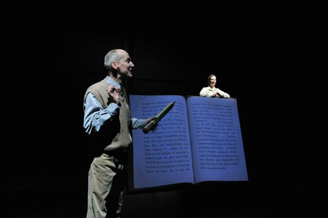 sirene Operntheater 2013: INVENTUR. Operelle von Brigitta Falkner und Fernando Riederer mit einem Trickfilm von Julia Libiseller. Palais Kabelwerk. GATES - GÄSTE - World Music Days der IGNM bei Wien Modern 2013. Im Bild Johann Leutgeb und Theresa Dlouhy.
 | Foto: Jens Lindworsky