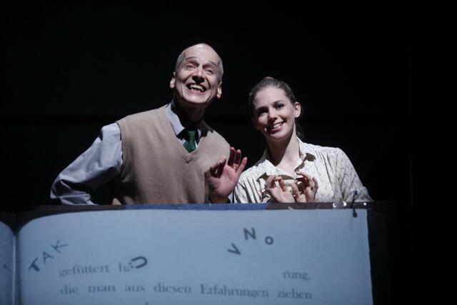 sirene Operntheater 2013: INVENTUR. Operelle von Brigitta Falkner und Fernando Riederer mit einem Trickfilm von Julia Libiseller. Palais Kabelwerk. GATES - GÄSTE - World Music Days der IGNM bei Wien Modern 2013. Im Bild Johann Leutgeb und Theresa Dlouhy. | Foto: Andreas Friess