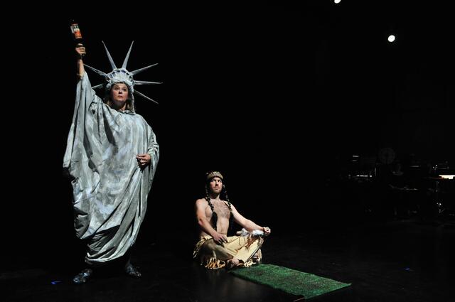 sirene Operntheater 2013: CULTURE CLASH. Intermezzo III von Kristine Tornquist. Palais Kabelwerk. GATES - GÄSTE - Vier Operellen für die World Music Days der IGNM bei Wien Modern 2013. Im Bild Ingrid Habermann und Clemens Kölbl. | Foto: Jens Lindworsky