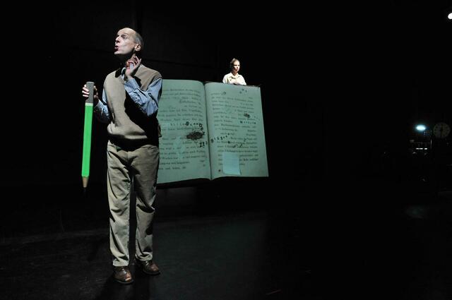 sirene Operntheater 2013: INVENTUR. Operelle von Brigitta Falkner und Fernando Riederer mit einem Trickfilm von Julia Libiseller. Palais Kabelwerk. GATES - GÄSTE - World Music Days der IGNM bei Wien Modern 2013. Im Bild Johann Leutgeb und Theresa Dlouhy.
 | Foto: Jens Lindworsky