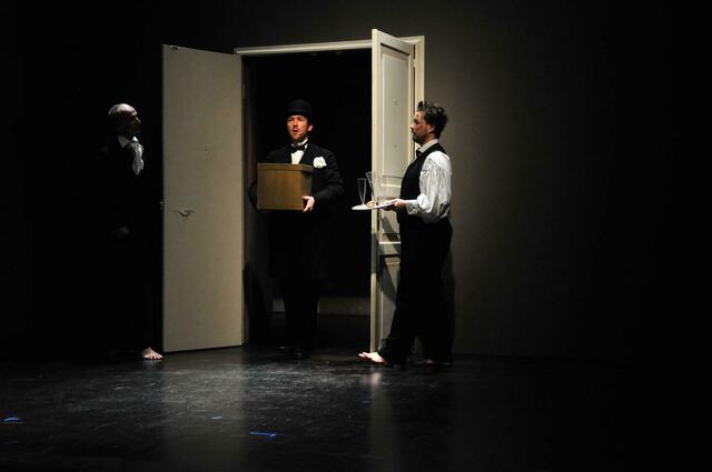 

sirene Operntheater 2013: Monadologie XXIV ....The Stoned Guest nach Lorenzo da Ponte / Text und Musik. Bernhard Lang. Eine Kammeroper im Rahmen von GATES / GÄSTE für die World Music Days der IGNM bei Wien Modern 2013. Im Bild Johann Leutgeb, Clemens Kölbl und Richard Klein. | Foto: Jens Lindworsky