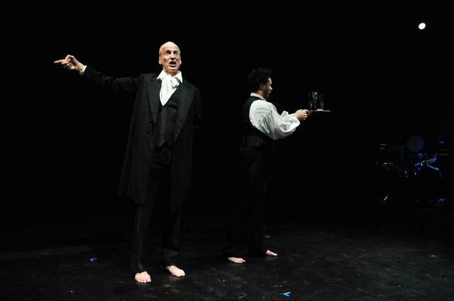 sirene Operntheater 2013: Monadologie XXIV ....The Stoned Guest nach Lorenzo da Ponte / Text und Musik. Bernhard Lang. Eine Kammeroper im Rahmen von GATES / GÄSTE für die World Music Days der IGNM bei Wien Modern 2013. Im Bild Johann Leutgeb und Richard Klein. | Foto: Jens Lindworsky