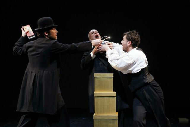 sirene Operntheater 2013: Monadologie XXIV ....The Stoned Guest nach Lorenzo da Ponte / Text und Musik. Bernhard Lang. Eine Kammeroper im Rahmen von GATES / GÄSTE für die World Music Days der IGNM bei Wien Modern 2013. Im Bild Johann Leutgeb, Clemens Kölbl und Richard Klein. | Foto: Andreas Friess