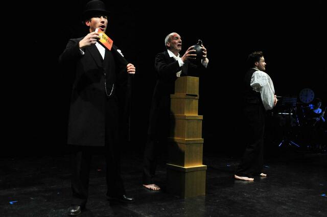 sirene Operntheater 2013: Monadologie XXIV ....The Stoned Guest nach Lorenzo da Ponte / Text und Musik. Bernhard Lang. Eine Kammeroper im Rahmen von GATES / GÄSTE für die World Music Days der IGNM bei Wien Modern 2013. Im Bild Johann Leutgeb, Clemens Kölbl und Richard Klein. | Foto: Jens Lindworsky