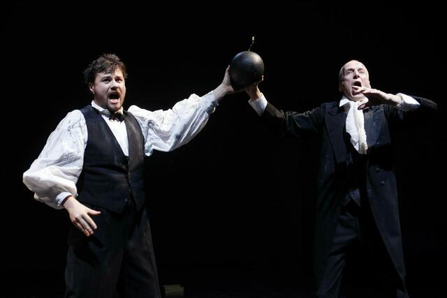 sirene Operntheater 2013: Monadologie XXIV ....The Stoned Guest nach Lorenzo da Ponte / Text und Musik. Bernhard Lang. Eine Kammeroper im Rahmen von GATES / GÄSTE für die World Music Days der IGNM bei Wien Modern 2013. Im Bild Johann Leutgeb und Richard Klein. | Foto: Andreas Friess