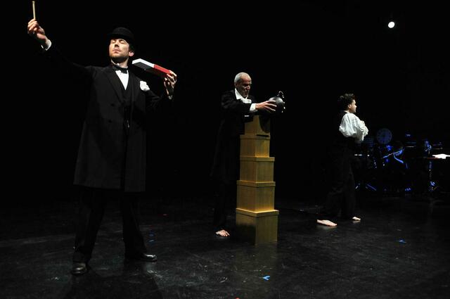 sirene Operntheater 2013: Monadologie XXIV ....The Stoned Guest nach Lorenzo da Ponte / Text und Musik. Bernhard Lang. Eine Kammeroper im Rahmen von GATES / GÄSTE für die World Music Days der IGNM bei Wien Modern 2013. Im Bild Johann Leutgeb, Clemens Kölbl und Richard Klein. | Foto: Jens Lindworsky