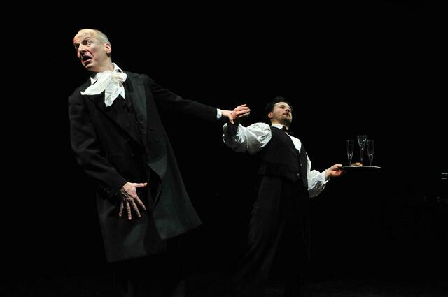 sirene Operntheater 2013: Monadologie XXIV ....The Stoned Guest nach Lorenzo da Ponte / Text und Musik. Bernhard Lang. Eine Kammeroper im Rahmen von GATES / GÄSTE für die World Music Days der IGNM bei Wien Modern 2013. Im Bild Johann Leutgeb und Richard Klein. | Foto: Jens Lindworsky