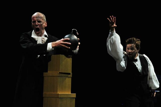 sirene Operntheater 2013: Monadologie XXIV ....The Stoned Guest nach Lorenzo da Ponte / Text und Musik. Bernhard Lang. Eine Kammeroper im Rahmen von GATES / GÄSTE für die World Music Days der IGNM bei Wien Modern 2013. Im Bild Johann Leutgeb und Richard Klein. | Foto: Jens Lindworsky