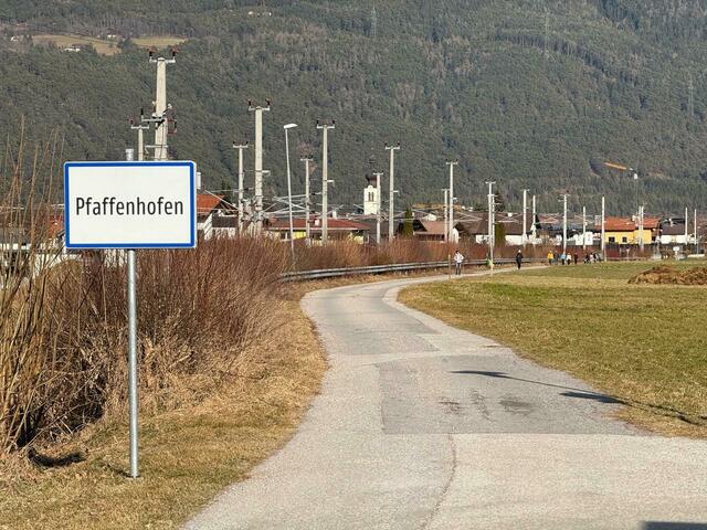 Offenbar haben sich Faschingsnarren einen Scherz erlaubt und das Ortsschild umgedreht. Freilich handelt es sich bei dem Kirchturm in Bildmitte, um den von Oberhofen. 