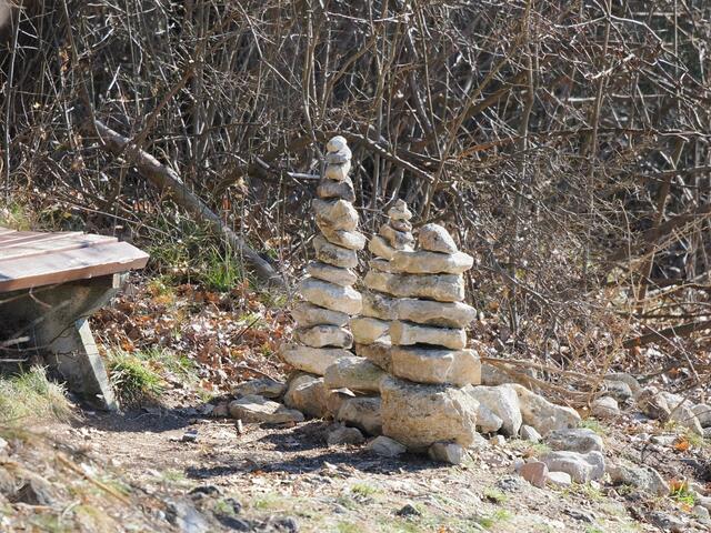 Diese hübschen Steinfiguren haben unbekannte Hände neben einer Rastbankerl nahe dem Frauentalkreuz in Enzesfeld geschaffen. | Foto: Anton Kroh 