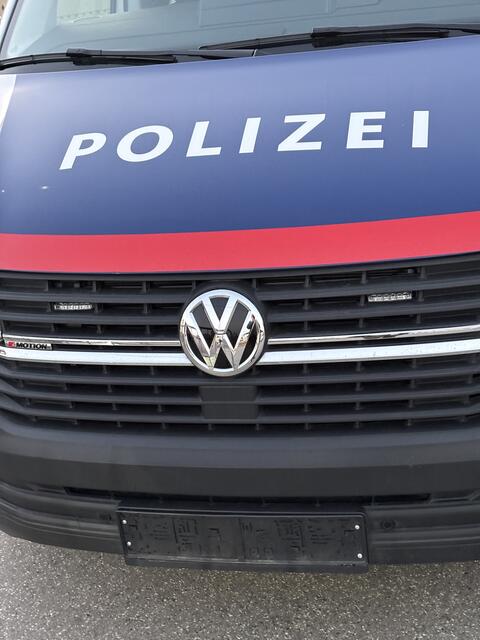 Polizei-Fahrzeug ohne Kennzeichen - liegen innen
