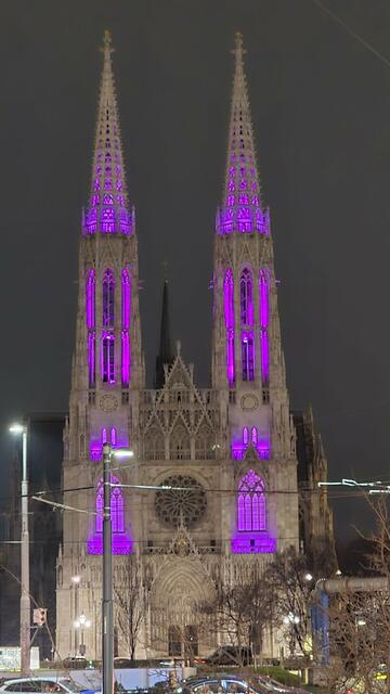15.03.2025 Blick auf die "erleuchtete" Votivkirche.
Errichtet von Heinrich Ferstel, erinnert an das misslungene Attentat auf Kaiser Franz Josef am 18.Februar 1853.