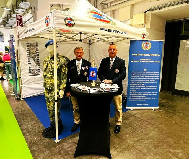 Sepp und Peter starten heute mit einem Infostand bei der Innsbrucker Frühjahrsmesse | Foto: Peacekeeper TIROL