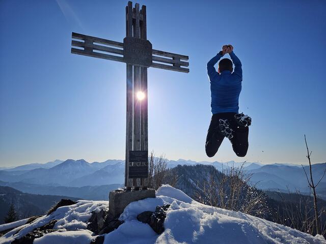 Sprung Selfie beim Gipfelkreuz Ennser Hütte, Großraming | Foto: Christian Hahn