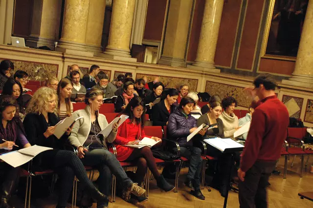 sirene Operntheater 2015:  SISFOS. Sieben Essais über den Krieg. Text von Kristine Tornquist
mit den Sisyphos-Fragmenten von Bernhard Lang
23., 24., 25., 26. und 27. Oktober 2015
Grosser Festsaal der Universität Wien

Eine sirene-Produktion zum 650-Jahr-Jubiläum
und in Zusammenarbeit mit der Universität Wien 

Musik von Bernhard Lang. Chorprobe mit den 60 Sängern des Ensembles Sirene im Grossen Festsaal. Dirigent Francois-Pierre Descamps.
 | Foto: Selina Nowak