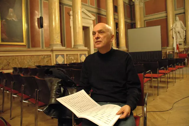 sirene Operntheater 2015:  SISFOS. Sieben Essais über den Krieg. Text von Kristine Tornquist
mit den Sisyphos-Fragmenten von Bernhard Lang
23., 24., 25., 26. und 27. Oktober 2015
Grosser Festsaal der Universität Wien

Eine sirene-Produktion zum 650-Jahr-Jubiläum
und in Zusammenarbeit mit der Universität Wien 

Musik von Bernhard Lang. Chorprobe mit den 60 Sängern des Ensembles Sirene im Grossen Festsaal. Dirigent Francois-Pierre Descamps. Im Bild Komponist Bernhard Lang. | Foto: Selina Nowak