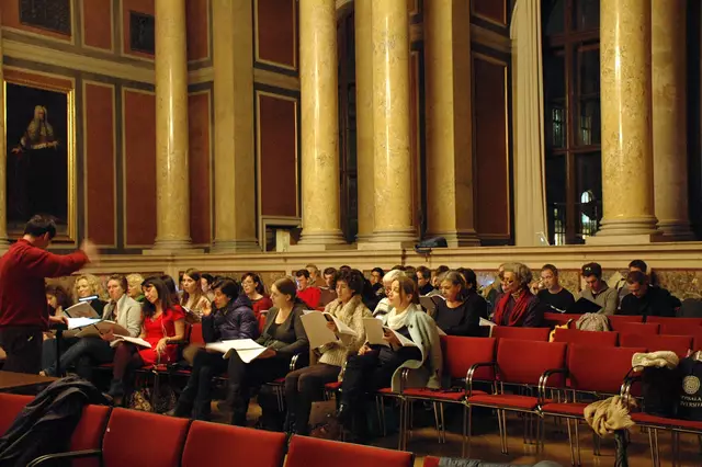 sirene Operntheater 2015:  SISFOS. Sieben Essais über den Krieg. Text von Kristine Tornquist
mit den Sisyphos-Fragmenten von Bernhard Lang
23., 24., 25., 26. und 27. Oktober 2015
Grosser Festsaal der Universität Wien

Eine sirene-Produktion zum 650-Jahr-Jubiläum
und in Zusammenarbeit mit der Universität Wien 

Musik von Bernhard Lang. Chorprobe mit den 60 Sängern des Ensembles Sirene im Grossen Festsaal. Dirigent Francois-Pierre Descamps.
 | Foto: Selina Nowak