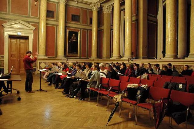 sirene Operntheater 2015:  SISFOS. Sieben Essais über den Krieg. Text von Kristine Tornquist
mit den Sisyphos-Fragmenten von Bernhard Lang
23., 24., 25., 26. und 27. Oktober 2015
Grosser Festsaal der Universität Wien

Eine sirene-Produktion zum 650-Jahr-Jubiläum
und in Zusammenarbeit mit der Universität Wien 

Musik von Bernhard Lang. Chorprobe mit den 60 Sängern des Ensembles Sirene im Grossen Festsaal. Dirigent Francois-Pierre Descamps. | Foto: Selina Nowak