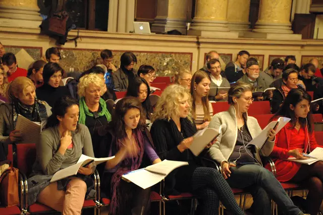 sirene Operntheater 2015:  SISFOS. Sieben Essais über den Krieg. Text von Kristine Tornquist
mit den Sisyphos-Fragmenten von Bernhard Lang
23., 24., 25., 26. und 27. Oktober 2015
Grosser Festsaal der Universität Wien

Eine sirene-Produktion zum 650-Jahr-Jubiläum
und in Zusammenarbeit mit der Universität Wien 

Musik von Bernhard Lang. Chorprobe mit den 60 Sängern des Ensembles Sirene im Grossen Festsaal. Dirigent Francois-Pierre Descamps. | Foto: Selina Nowak