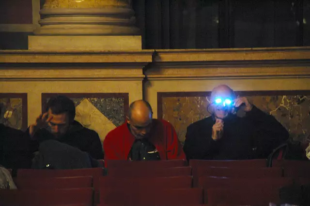 sirene Operntheater 2015:  SISFOS. Sieben Essais über den Krieg. Text von Kristine Tornquist
mit den Sisyphos-Fragmenten von Bernhard Lang
23., 24., 25., 26. und 27. Oktober 2015
Grosser Festsaal der Universität Wien

Eine sirene-Produktion zum 650-Jahr-Jubiläum
und in Zusammenarbeit mit der Universität Wien 

Musik von Bernhard Lang. Chorprobe mit den 60 Sängern des Ensembles Sirene im Grossen Festsaal. Dirigent Francois-Pierre Descamps.
 | Foto: Selina Nowak