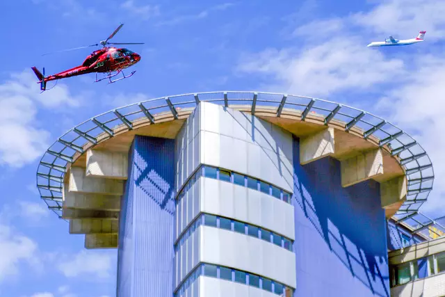 Hubschrauberlandeplatz auf der UNI- Klinik Innsbruck. Unter 2.400 untersuchten Kliniken in der gesamten Welt erreichte Innsbruck Platz 56!
Im Winter haben alle Tiroler Krankenhäuser Hochsaison. Touristenflieger landen in Innsbruck und verletzte Schifahrer landen mit dem Hubschrauber auf dem Hubschrauberlandeplatz der UNI- Klink Innsbruck

  | Foto: © by Ing. Günter Kramarcsik