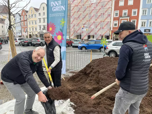 Der Frühling begann in Schärding am Samstag, 29. März 2025, mit der Aktion „Blumenerde für alle“ am Oberen Stadtplatz. 20.000 Liter Erde wurden dabei von der Landesgartenschau für alle Schärdingerinnen und Schärdinger zur Verfügung gestellt. „Die gemeinsame Aktion der Stadtgemeinde und Schärding Innovativ war ein voller Erfolg und wir freuen uns, dass wir so den baldigen Beginn der Landesgartenschau einläuten konnten“, so Bürgermeister Günter Streicher. | Foto: Stadtgemeinde Schärding