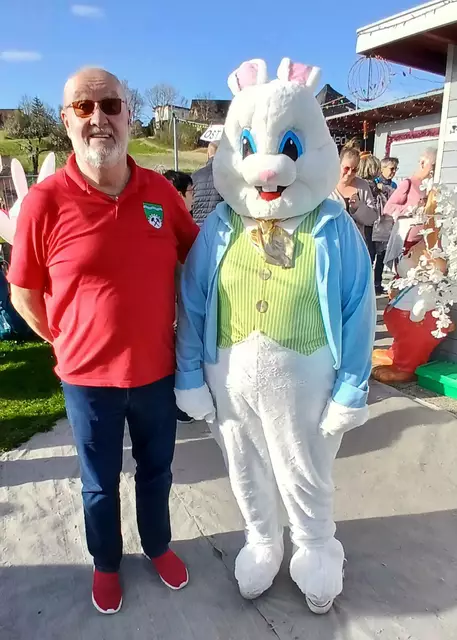Obmann Oswald Eder mit dem Osterhasen | Foto: PV Statzendorf