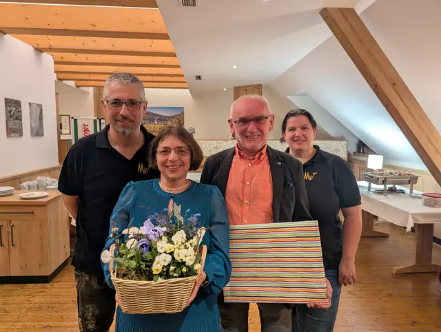Petra Getzinger, eines der ersten „Mädchen“ beim Musikverein „Stadtkapelle“ Traismauer, feierte vergangenes Wochenende im Kreise ihrer Freunde den 60. Geburtstag. Die Musikerinnen und Musiker ließen es sich natürlich nicht nehmen, und gratulierten der Jubilarin mit einem Ständchen.
 
Im Bild: Obmann Reinhard Pimperl, Petra und Gottfried Getzinger, Obmann-Stv. Nicole Weiss | Foto: MV Traismauer
