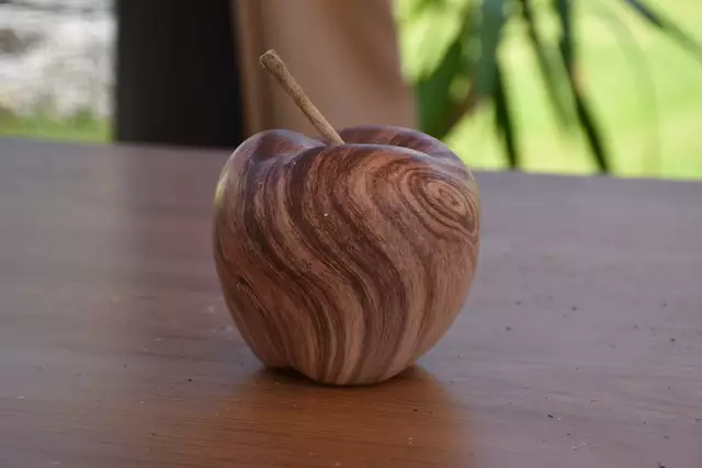 Ein Apfel aus Dekoelement. Wie viele den schon essen wollten. | Foto: Dominik Lach