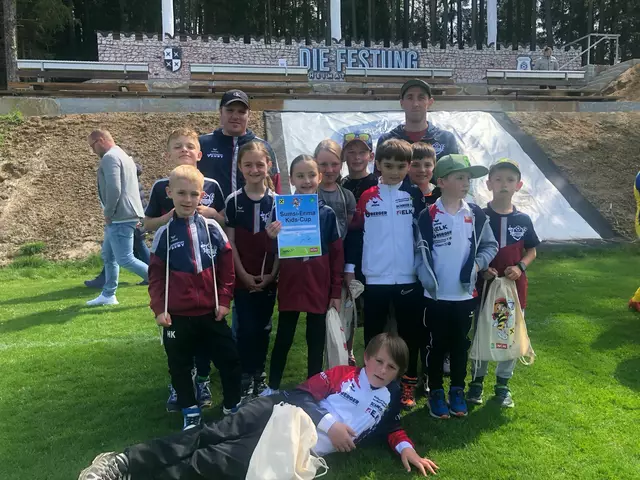 Insgesamt 12 Fußballmannschaften traten beim Sumsi Erima Kids Cup 2025 am 23.4. in Rappottenstein gegeneinander an. Die Kinder der VS Großglobnitz freuten sich über ihre Teilnahme und den 7. Platz. Im Bild: Das Fußballteam der VS Großglobnitz mit den USC Großglobnitz Fußballtrainern Meinhard Kargl und Roman Kreutzer. | Foto: Volksschule Großglobnitz