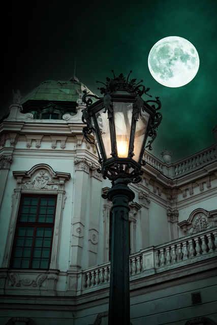 So wie einst Schauergeschichten am Kamin erfunden wurden, ist auch dieses Bild ein Produkt meiner Fantasie. Ein Detail des Belvedere, aber inszeniert wie aus einem alten Spukroman.
Gerade Laternen und Lampen haben für mich etwas Magisches – sie laden mich regelrecht dazu ein, solche Bilder zu erschaffen. Schatten, Licht und Vorstellungskraft verschmelzen hier zu einer kleinen Gespenstergeschichte aus Licht und Stein.
