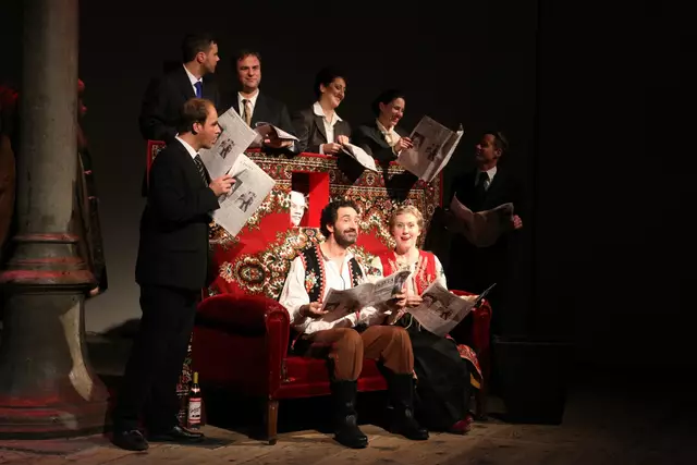 sirene Operntheater 2015: Uraufführung der Kammeroper CHODOKOWSKI von Kristine Tornquist und Periklis Liakakis im Semper-Depot. Im Bild Sébastien Soulès und Lisa Rombach beim Zeitunglesen. | Foto: Andreas Friess