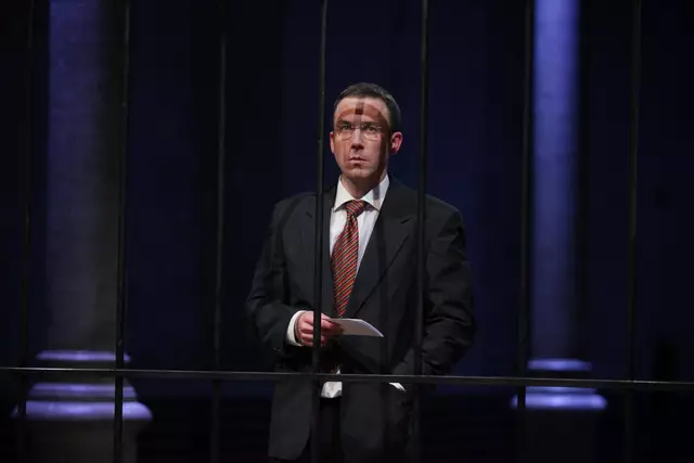 sirene Operntheater 2015: Uraufführung der Kammeroper CHODOKOWSKI von Kristine Tornquist und Periklis Liakakis im Semper-Depot. Im Bild Clemens Kölbl im Gefängnis. | Foto: Andreas Friess