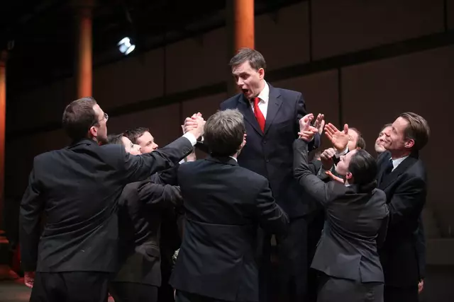 sirene Operntheater 2015: Uraufführung der Kammeroper CHODOKOWSKI von Kristine Tornquist und Periklis Liakakis im Semper-Depot. Im Bild der Pakt zwischen Vladimir Vladimirowitsch Putin (Alexander Mayr) und Michail Chodorkowski (Clemens Kölbl). | Foto: Andreas Friess