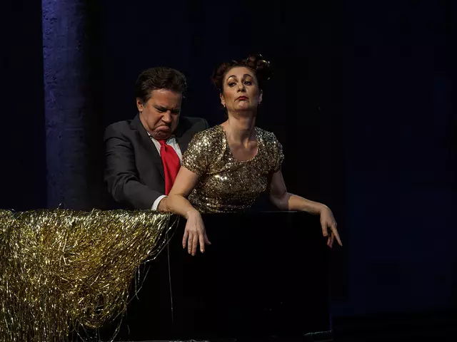 sirene Operntheater 2015: Uraufführung der Kammeroper CHODOKOWSKI von Kristine Tornquist und Periklis Liakakis im Semper-Depot. Im Bild Steven Scheschareg als Setschin und Bärbel Strehlau als Fortuna im grossen Ölfass des Reichtums. | Foto: Helmut Hussian