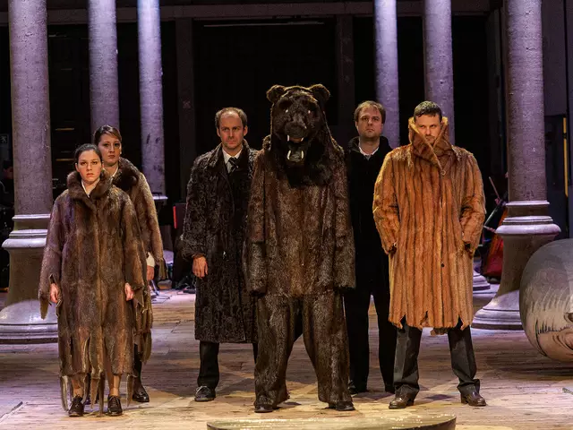 sirene Operntheater 2015: Uraufführung der Kammeroper CHODOKOWSKI von Kristine Tornquist und Periklis Liakakis im Semper-Depot.

Michail Borissowitsch Chodorkowski. Clemens Kölbl
Marina Filippowna Chodorkowskaja. Ingrid Habermann
Wladimir Wladimirowitsch Putin. Alexander Mayr
Igor Iwanowitsch Setschin. Steven Scheschareg
Leonid Borissowitsch Newslin. Gernot Heinrich
Iwan Iwanowitsch. Sébastien Soulès
Natascha. Lisa Rombach
Xenia Kritikowskaja, TV-Journalistin. Elsa Janulidu
Kate, PR-Firma. Katharina Tschakert
Alexej Wladimirowitsch Pitschugin. Matthias Haid
Wladimir Petuchow. Wilhelm Spuller
Roman Arkadjewitsch Abramowitsch. Richard Klein
Matteo Tiziani. Dieter Kschwendt-Michel
Fortuna. Bärbel Strehlau | Foto: Helmut Hussian