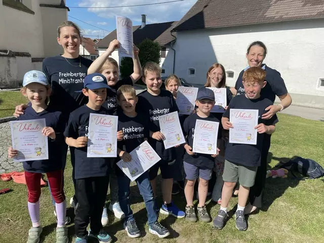 Die Freinberger Ministranten haben am 24. Mai 2025 bei der Ministrantenolympiade in St. Florian am Inn den 2. und 3. Platz gewonnen. Als einzige Pfarre waren die Freinberger in zwei Teams eingeteilt, da sie mit den meisten „Minis“ angereist waren. Bei den verschiedenen Stationen konnten beide Gruppen punkten und sicherten sich so die Stockerlplätze 2 und 3.  | Foto: Pfarre Freinberg
