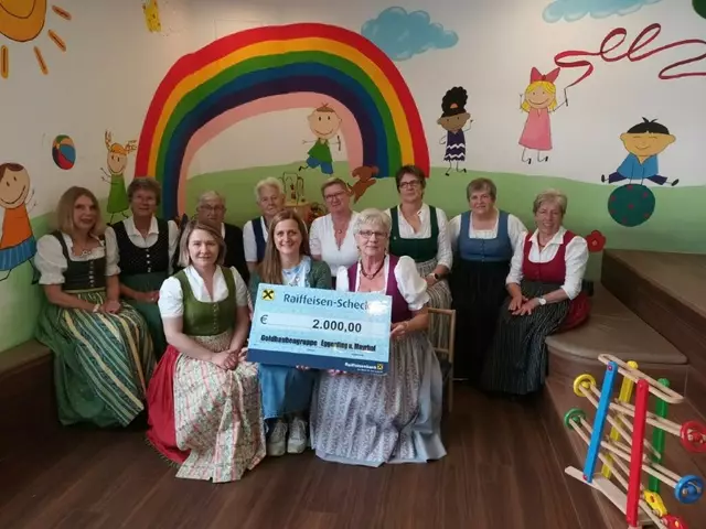 Die Goldhaubengruppe Eggerding/Mayrhof mit Obfrau Gerti Summergruber spendete an das Ronald McDonald Haus in Passau 2.000 Euro. Das Haus bietet Familien ein Zuhause auf Zeit während ihre schwer kranken Kinder in der Kinderklink behandelt werden. | Foto: Goldhaubengruppe Eggerding/Mayrhof