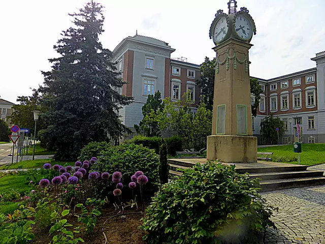 Große Wiener Jugendstil stehende Uhr, gebaut um 1900 nach einem Entwurf von "Otto Wagner" 📸