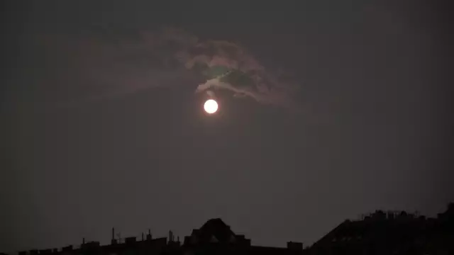 11.06.2025 01 Uhr 35  Der Juni-Vollmond, auch Erdbeermond genannt, ist jetzt in größter Südbreite zu sehen. Auf der Nordhalbkugel steht der Mond sehr nah am Horizont, auf der Südhalbkugel hingegen sehr hoch.